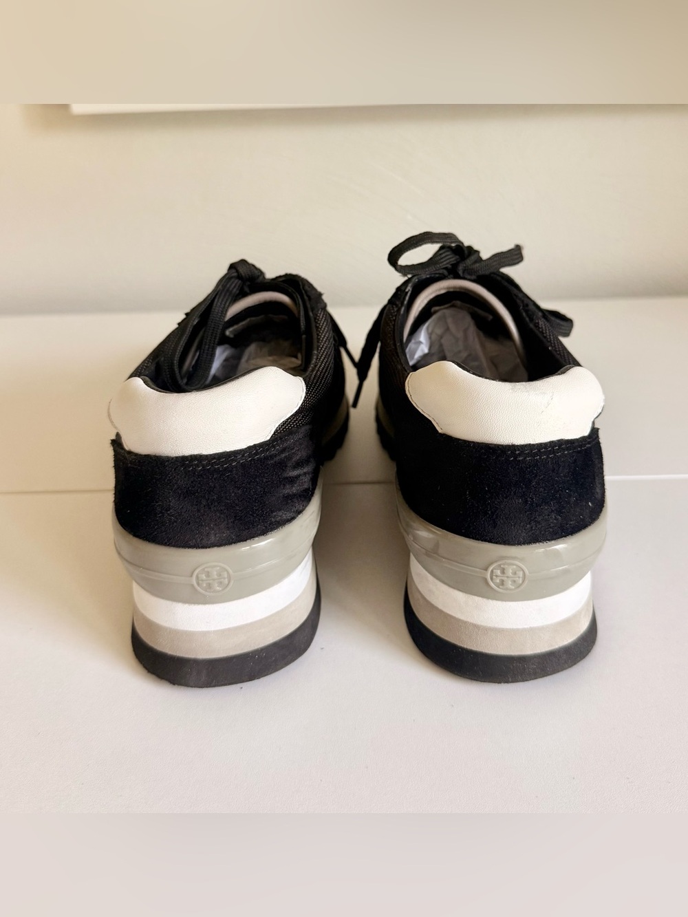 🖤 Tory Burch Black Leather & Suede Sneakers | Women’s Size 10 | Luxe Casual 🖤 - Picture 4 of 10